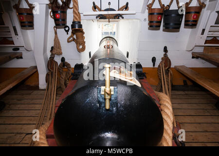 68 Pounder Gun Schlitten mit Holz/Holz Schlitten gesehen auf der Pistole Deck von HMS Warrior, Portsmouth Historic Dockyard/historischen Werften. UK. (95) Stockfoto