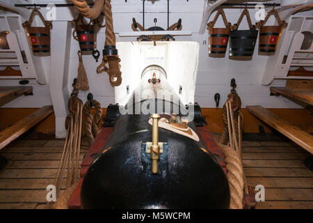 68 Pounder Gun Schlitten mit Holz/Holz Schlitten gesehen auf der Pistole Deck von HMS Warrior, Portsmouth Historic Dockyard/historischen Werften. UK. (95) Stockfoto