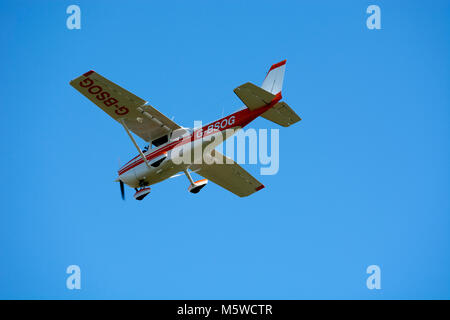 Cessna 172 M Skyhawk Landung am Flugplatz Wellesbourne, Warwickshire, England, UK (G-BSOG) Stockfoto