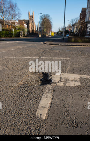 Großen Topf Loch in der Mitte der Hauptstraße Stockfoto