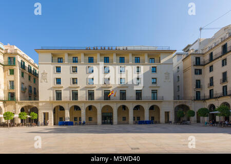 Das Landgericht und der Plaza del Ayuntamiento in der Stadt Alicante, Spanien. Stockfoto