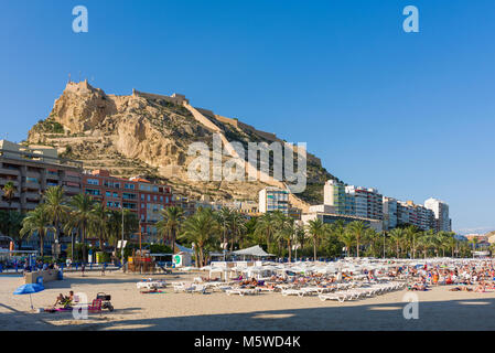 Der Strand unterhalb der Burg Santa Barbara in Alicante an der Costa Blanca, Spanien. Stockfoto