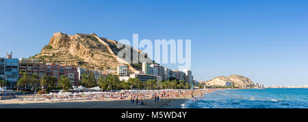 Der Strand unterhalb der Burg Santa Barbara in Alicante an der Costa Blanca, Spanien. Stockfoto