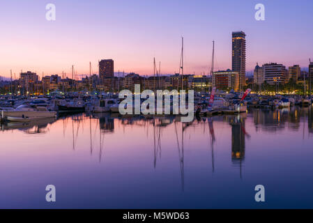 Die Marina und die Skyline in der Dämmerung in Alicante, Spanien. Stockfoto