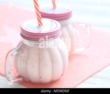 Gesunde Erdbeere Smoothie in einem Maurer ein Glas mug Stockfoto
