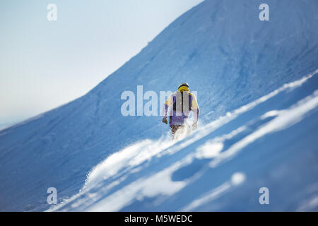 Snowboarden Konzept mit offpiste backcountry Snowboarder oder Skifahrer Stockfoto