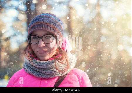 Frau Porträt in einem Winter Forest Stockfoto