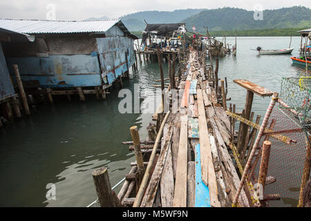 Häuser auf Stelzen im Fischerdorf auf der Insel Ko Chang, Thailand. Stockfoto