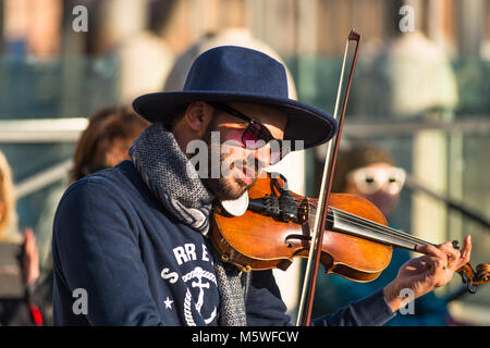 Eine italienische street Entertainer Ständchen auf der Piazza Venezia, Rom. Latium, Italien. Stockfoto