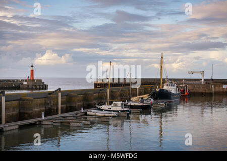 Der Hafen mit Leuchtturm in Watchet eine Stadt am Meer in der englischen Grafschaft Somerset zwischen Cork und Bridgewater im Exmoor National Park. Stockfoto