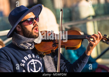 Eine italienische street Entertainer Ständchen auf der Piazza Venezia, Rom. Latium, Italien. Stockfoto