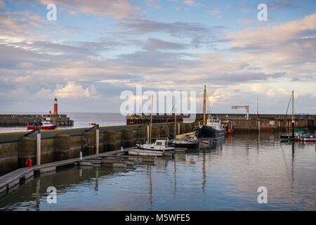 Der Hafen mit Leuchtturm in Watchet eine Stadt am Meer in der englischen Grafschaft Somerset zwischen Cork und Bridgewater im Exmoor National Park. Stockfoto