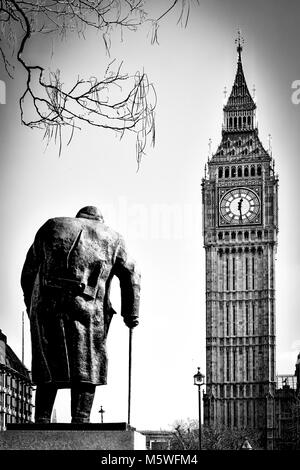 LONDON/GROSSBRITANNIEN - 13. März: Statue von Winston Churchill in Parliament Square London am 13. März 2016 Stockfoto