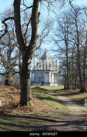 Wandern Paar pause Karte außerhalb Darnley Mausoleum, Cobham, Kent zu überprüfen. Stockfoto