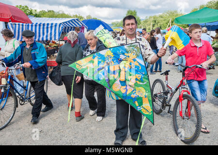 Mann Verkauf von Kites und ukrainischen Fahnen auf den Tag in der Stadt von Kossiw, Karpaten, Prykarpattia Pokuttya, Region, Ukraine Stockfoto