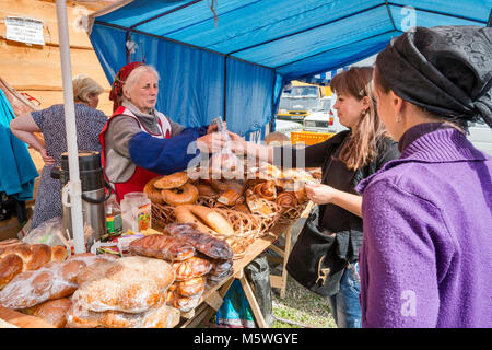 Verkauf von Brot für den Tag in der Stadt von Kossiw, Karpaten, Prykarpattia Pokuttya, Region, Iwano-frankiwsk Oblast, Ukraine Stockfoto