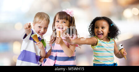 Happy Kids Gruppe Eis essen auf einer Party Stockfoto