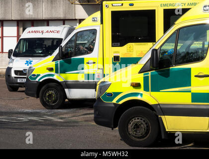 Drei Ambulanzen aufgereiht in schwindenden Perspektive außerhalb eines NHS-Krankenhaus bereitet sich auf Shift zu gehen Stockfoto