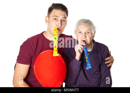 Behinderte ältere Frau feiert Geburtstag mit lieben Enkel auf isolierte Stockfoto