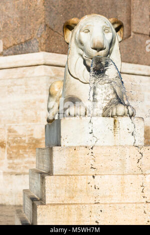 Um antike Ägyptische Obelisk auf der Piazza del Popolo (Platz des Volkes) sind vier Ägyptische lion Brunnen. Rom. Latium. Italien. Stockfoto
