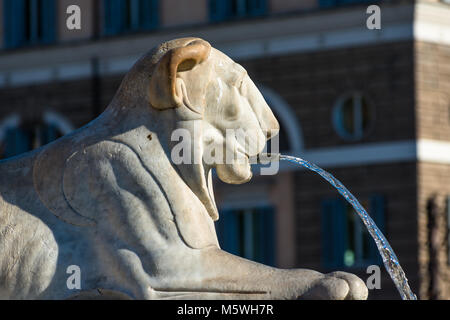 Um antike Ägyptische Obelisk auf der Piazza del Popolo (Platz des Volkes) sind vier Ägyptische lion Brunnen. Rom. Latium. Italien. Stockfoto