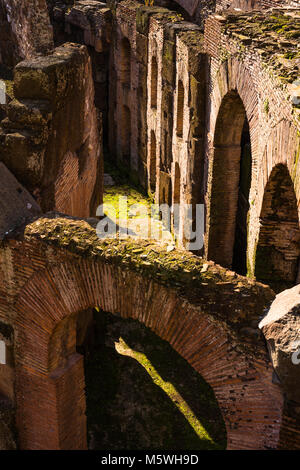 Innenraum closeup Detail des Kolosseum oder Coliseum, auch als das flavische Amphitheater bekannt, mit dem unter Erdgleiche hypogeum, Rom. Latium. Italien. Stockfoto