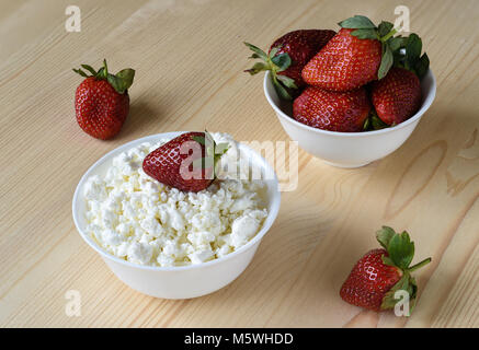 Quark mit Erdbeeren Stockfoto