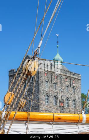 Rosenkrantz-turm mit Seilen und Seilrollen auf einem Segelboot im Vordergrund. Stockfoto