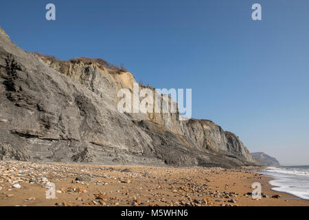 Jurassic Coast Klippen in Dorset an einem klaren Wintertag. Detail der fossilen Lager Klippen mit blauer Himmel. Stockfoto
