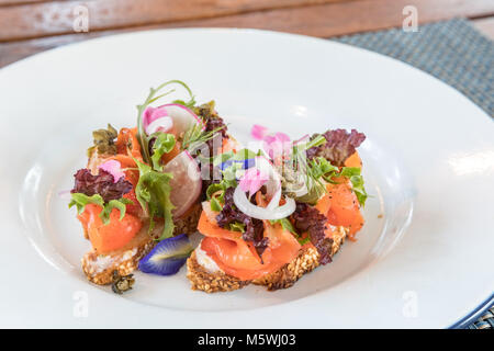 Canapes mit Räucherlachs und Gemüse Stockfoto