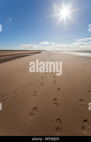 Ainsdale Strand mit Fußspuren im Sand Stockfoto