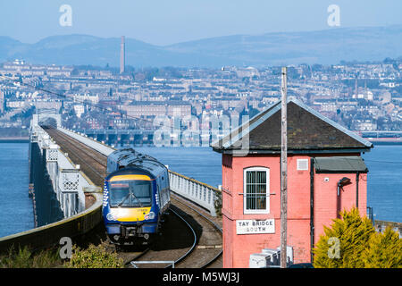 Anzeigen von Scotrail diesel Personenzug in Richtung Dundee in der Tay Rail Bridge an Wormit in Tayside, Schottland reisen, Vereinigtes Königreich Stockfoto