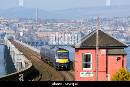 Anzeigen von Scotrail diesel Personenzug von Dundee in der Tay Rail Bridge an Wormit in Tayside, Schottland reisen, Vereinigtes Königreich Stockfoto