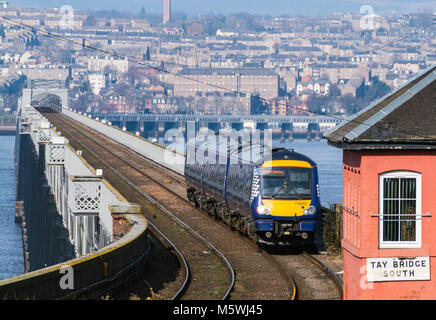 Anzeigen von Scotrail diesel Personenzug von Dundee in der Tay Rail Bridge an Wormit in Tayside, Schottland reisen, Vereinigtes Königreich Stockfoto