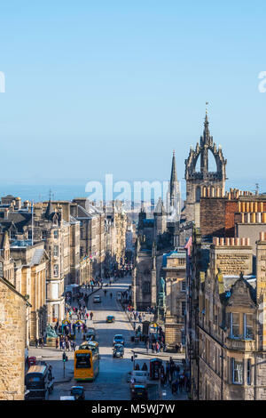 Ansicht der historischen Royal Mile in der Altstadt von Edinburgh, Schottland, Vereinigtes Königreich Stockfoto