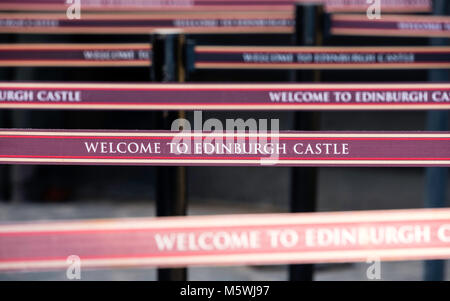 Detail der Warteschlange Trennung Barrieren an Ticket Office in Edinburgh Castle, Schottland, Großbritannien. Überfüllung ist ein Problem an dieser beliebte Touristenattraktion Stockfoto