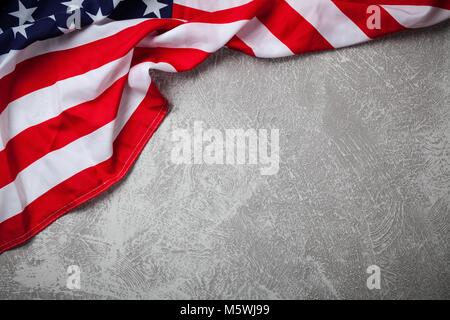 USA-Flagge auf grauem Hintergrund Stockfoto