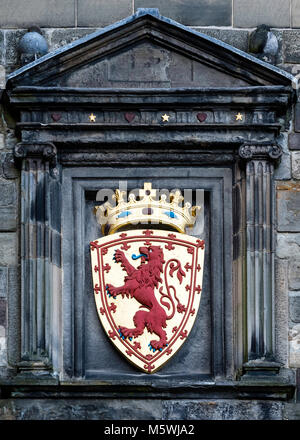 Wappen auf Wand an Schloss Edinburgh in Edinburgh, Schottland, Vereinigtes Königreich Stockfoto