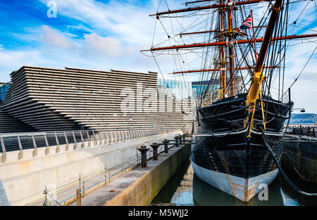 Ansicht der neu abgeschlossenen V&A Museum für Gestaltung und die RRS Discovery in Dundee, Tayside, Schottland. Architekten Kengo Kuma & Associates Stockfoto