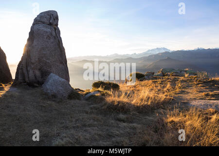 Blick auf den Monte Rosa, die aus einer Gruppe von Felsen an der Oberseite des Mottarone. Stresa, Verbano Cusio Ossola, Piemont, Italien. Stockfoto