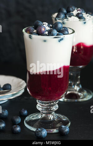 Heidelbeere Kokos Joghurt Dessert garniert mit frischem Obst Stockfoto