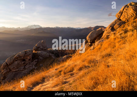 Blick auf den Monte Rosa, die aus einer Gruppe von Felsen an der Oberseite des Mottarone. Stresa, Verbano Cusio Ossola, Piemont, Italien. Stockfoto