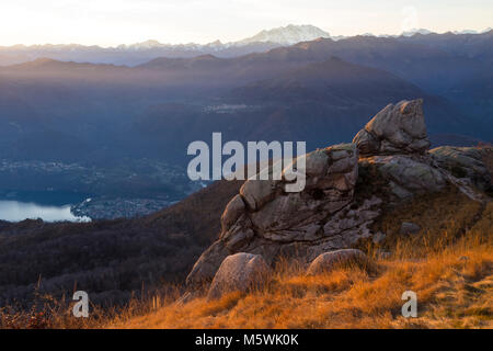 Blick auf den Monte Rosa, die aus einer Gruppe von Felsen an der Oberseite des Mottarone. Stresa, Verbano Cusio Ossola, Piemont, Italien. Stockfoto