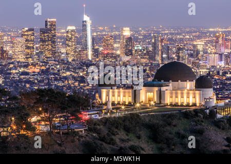 Griffith Observatory Park mit Los Angeles Skyline in der Dämmerung. Stockfoto