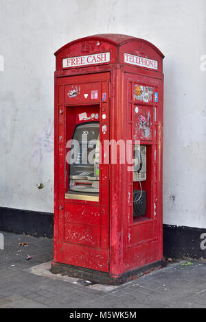 Alte traditionelle britische rote Telefonzelle umgewandelt in ein Geldautomat und Telefonzelle, Bristol, Großbritannien Stockfoto