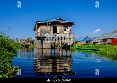 Das Fishermans Häuser sind auf Stelzen zwischen Gärten im Dorf Maing Thauk am Inle See gebaut Stockfoto