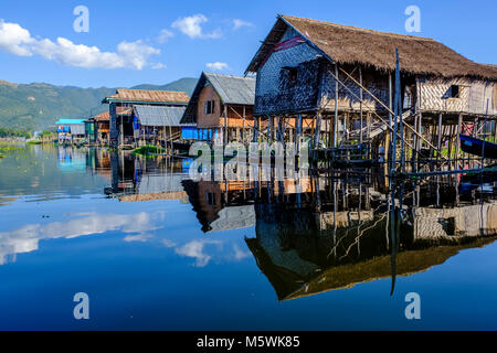 Das Fishermans Häuser sind auf Stelzen zwischen Gärten im Dorf Maing Thauk am Inle See gebaut Stockfoto