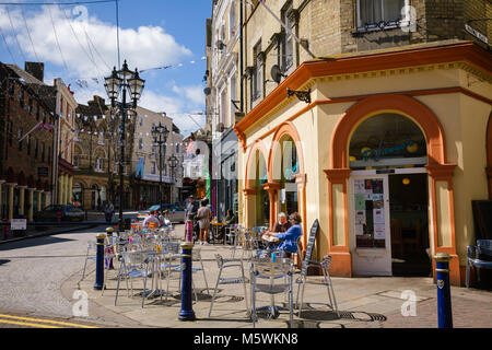 FOLKESTONE, ENGLAND - Jun 3, 2013: die Kunden speisen in einem Straßencafé an einem sonnigen Sommertag Stockfoto