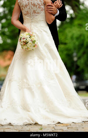 Jahrestag, Braut, Braut, Kleid, Hände, Blumen, frische, Liebe, Outdoor, Ringe, Beziehung, Sommer, Frühling, weiß, Hochzeit, Mann, Frauen, leben Stockfoto
