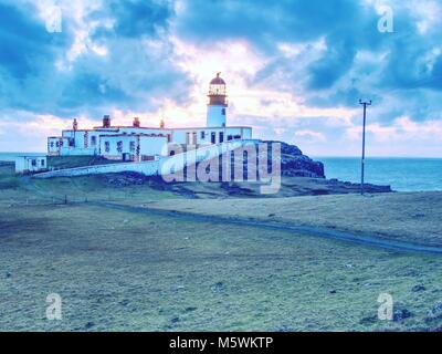 Der alte Leuchtturm auf Neist Point. Verlassene Gebäude mit Turm sind beliebtes Ziel der Reisenden. Muss sehen, Neist Point, Schottland Stockfoto